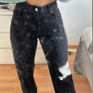 zarajeans! - Jättefina oanvända zarajeans! I färgen washed black emd fina slitningar nedtill. Säljer då de ej kommer till användning. Nypris 400kr mitt pris 180kr+frakt💕