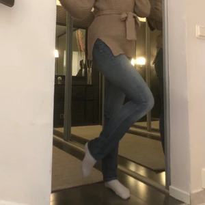 Lee jeans - Jag säljer ett par lee jeans i jätte bra skick inga slitningar alls för utom lite i färgen annars jätte fina jag är 170 och dom är jätte bra k längden på mig 