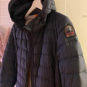 Para Jumper Jacka - Hej! Jag säljer min mörk blåa Para Jumper jacka i storlek M som jag haft i ungefär 7 månader max då den för det mesta bara hängt på hyllan. Har använt den några få gånger bara och köpte den för 4800 original pris från Johnells. Den är i väldigt bra skick och har inga hål. Hör av er vid intresse 😊 