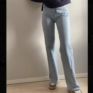 Ett par blå wide leg, full lenght jeans från zara i storlek 34! Väldigt bra skick :) jag är 177cm lång! 