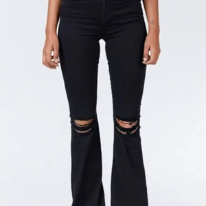 Bootcut byxor från Ginatricot  - Byxorna är storlek 38 och har andvänts 2 gånger pågrund av att dem blev för små för mig köpte byxorna för 400kr vid snabb affär sänker jag priset 