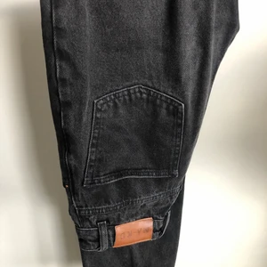 GRÅA JEANS - Säljer de här grå/svarta jeansen ifrån NAKD då dom inte passar mig. Använda några gånger men syns ej på skicket. För mer info skriv i PM.                                                            🖤Frakten är ej inräknad i priset🖤