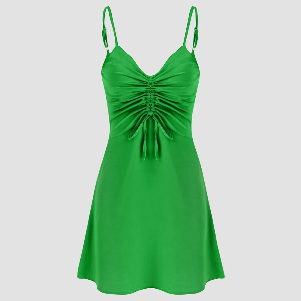 Emerald-grön klänning från Cider, helt oanvänd och prislapp kvar (endast testad). Står strl M men är för lite för mig så skulle säga ca 36! SUPERskönt material🤩 Skutsåld på hemsidan!!. Klänningar.