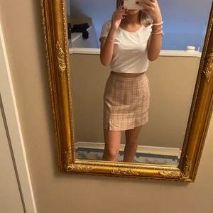 Tjol - Rosa ”rutig” kort kjol köpte den sommaren 2020 och har använt den 3 gånger den sommaren💞 