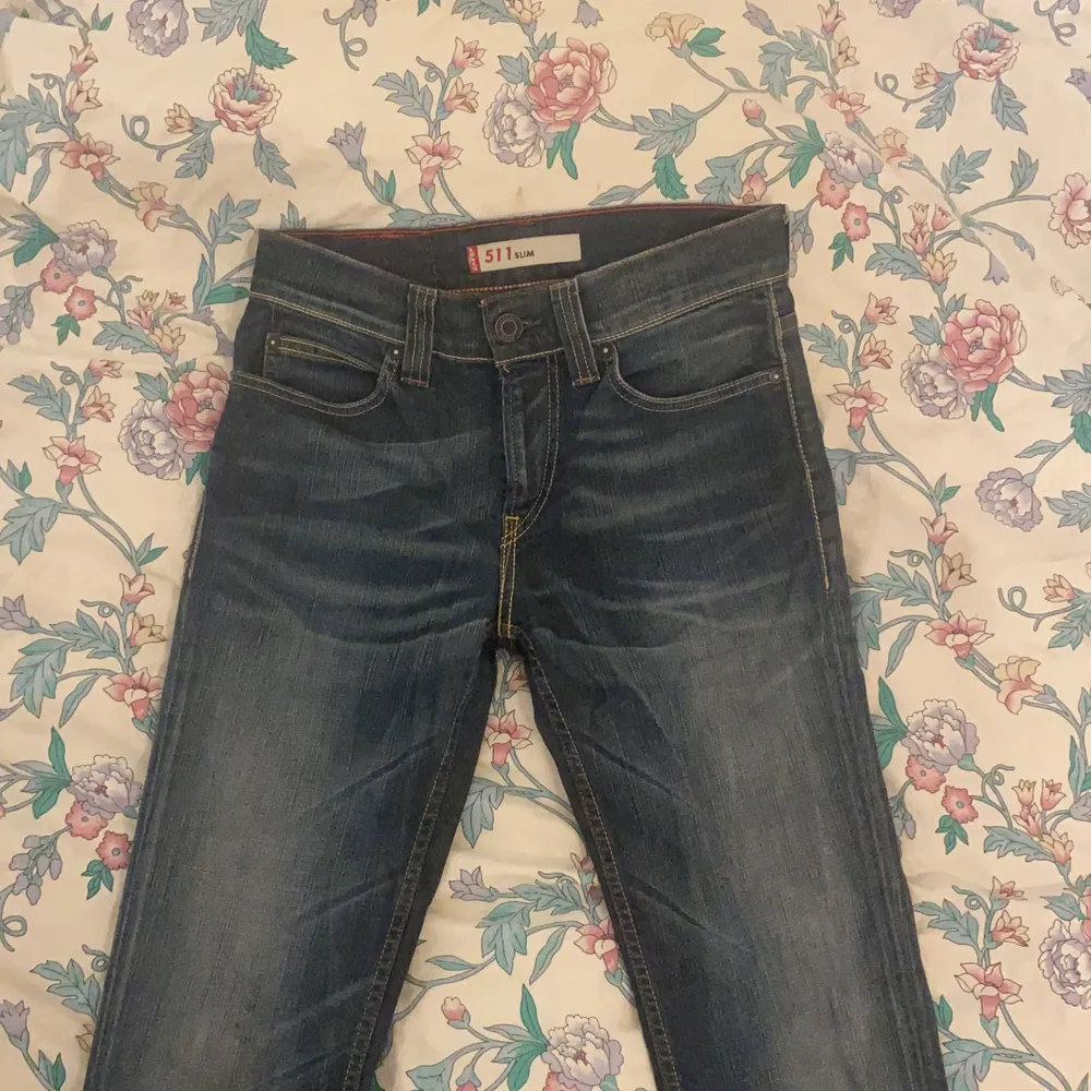 Ett par Levis jeans jag köpt begagnat, som ser ut som populära jeans från 90-talet. De är i ett väldigt bra skick då jag endast använt dem en gång pågrund av att de är lite förstora och långa för mig. (Som man kan se på bilden) . Jag är 164 cm och brukar använda storlek s och 27 i mått på jeans. . Jeans & Byxor.