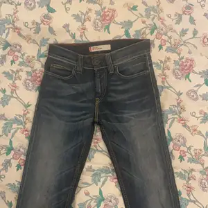 Ett par Levis jeans jag köpt begagnat, som ser ut som populära jeans från 90-talet. De är i ett väldigt bra skick då jag endast använt dem en gång pågrund av att de är lite förstora och långa för mig. (Som man kan se på bilden) . Jag är 164 cm och brukar använda storlek s och 27 i mått på jeans. 