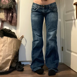 Låg midjade lite baggy jeans💙 - Bra skick, midjemått: ca 85 cm. innebenslängd: ca 81 cm💕 jag är 165cm