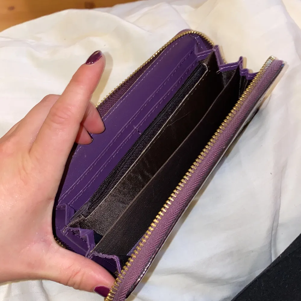Fake LV rymlig plånbok med massor av fack för kort, mynt och kontanter.. Accessoarer.