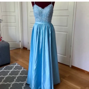 Balklänning (uppsydd165cm) - Balklänning från JJ’s House uppsydd och släpet är borttaget! Klänningen är super fin i storlek 36 samt sydd för någon som är 165cm lång! Fläckfri och som ny, positivt överraskad av kvaliteten den är fantastisk. Kan skicka videor på Instagram på klänningen om så önskas. 