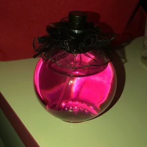 Parfym PINK FOLKIES - 100ml 90% kvar kostar 80kr. Ingen aning om frakt pris.