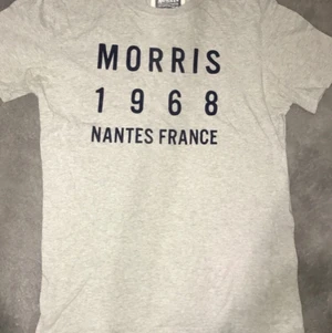 Morris t-shirt  - Använd fåtal gånger, har inte haft den så länge. Den är i bra skick 9,5/10 men den kommer tvättas så blir som 10/10 i skick. Det är en Morris tröja.