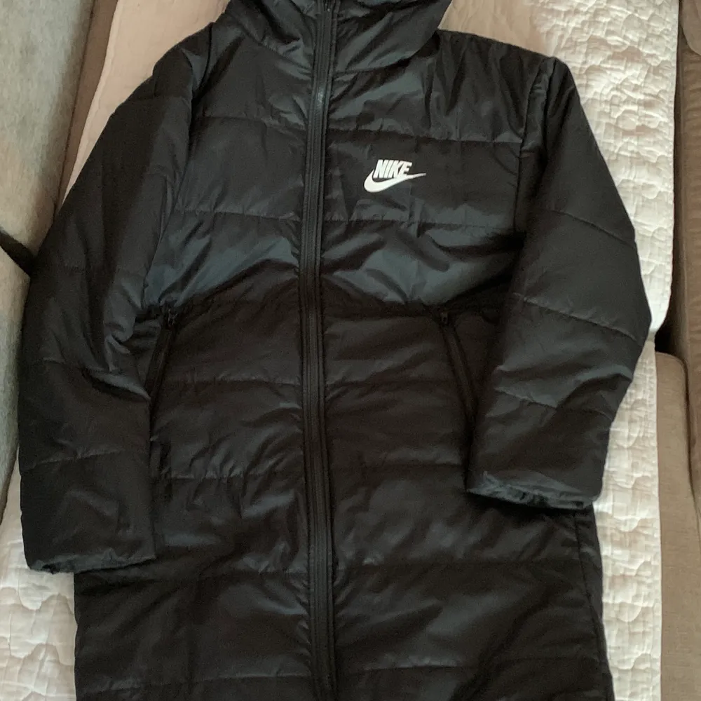 En Dam	Parka Jacka från Nike. Färgen på jackan är i svart med vita detaljer på fram och baksida. En Loose Fit på jackan , även Varm. Jackan är köpt förra vintern men ej kommit till använda alls, alltså inte använd en endaste gång. Tveka inte att höra av dig vid minsta lilla fundering ❤️. Jackor.