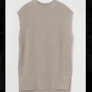 Stickad väst  - Skitsnygg stickad väst från H&M, använd ungefär 2 gånger ✨ 