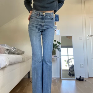 Zara jeans  - Jeans ifrån zara. Går nästan ner till marken på mig som är 178cm. Går att klippa om de är för långa🥰⚡️⚡️