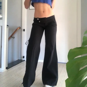 Lågmidjade byxor - Lågmidjade byxor. Bra skick, har aldrig använt de men köppta secondhand. Budgivning från 200 eller köp direkt för 400. Står i byxan att de är storlek M men kag skulle säga att de är S.