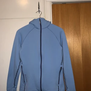 Houdini dam S, som ny! - Houdini. Storlek S. Köpte för 2000 kr. Använd bara 2 ggr. Jätte bra skick. Mitt pris 1699