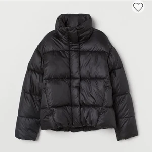 Jacka - Superfin jacka som passar bra nu till vintern från hm. Säljer för att den är för stor för mig.