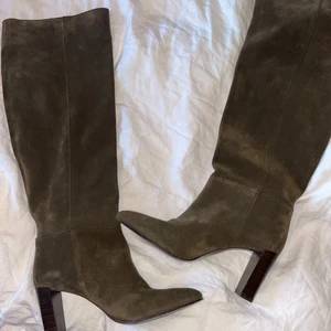 Zara boots storlek 40 - Säljer dessa supersnygga gröna boots från zara som jag köpte i vintras! Har aldrig använt dem då dem är lite för små för mig😕🧡