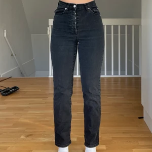 Svarta jeans  - Säljer dessa snygga svarta jeans ifrån NAKD, andvänt ett par gånger💖säljer då jag inte får användning för dem!