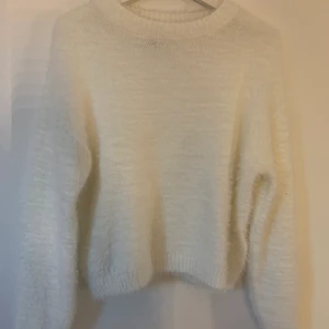 Stickad tröja - Helt oanvänd stickad tröja i fluffigt matreal, från HM, köpt för 199kr, säljer för 100kr+frakt 