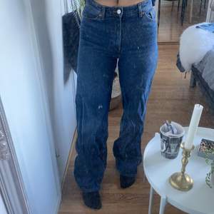 Säljer mina mörkblå yoko jeans från monki. Är 167cm och dem är lite långa (därav slitna längst nere vid benen, bild 3). Storlek 27, köparen står för frakt👖💞