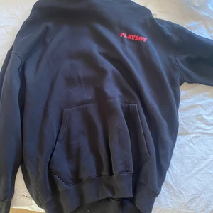 Playboy hoodie - Cool oversize playboy hoodie som sälj för den inte riktigt är min stil. Använd fåtal gånger. Storleken är onesize men passar nästan alla.