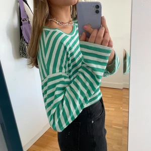 Grön randig tröja - Grönvit randig tröja från asos, köpt för längesen men inte använd så mycket ändå 💚