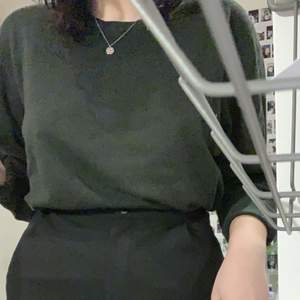 oversized mörkgrön tröja