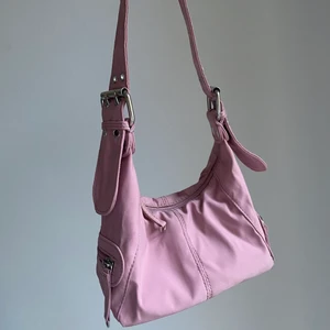 ROSA ASOS VÄSKA 💗 - Rosa liten axelväska från ASOS med silvriga detaljer. Använd fåtal gånger, väldigt bra skick! 