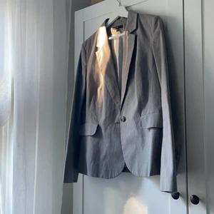 Kavaj - Jättefin grå kavaj köpt secondhand ifrån KappAhl🤍 Är i superfint skick och jag har aldrig använt den själv. På mig som är en S/M sitter den lite oversized på och går ner till rumpan (jag är 172 cm lång) ☺️
