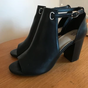 Klackar - Svarta läderklackar med öppen tå, använda ca 3 gånger