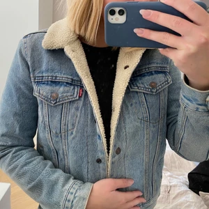 Fodrar jeansjacka från Levis - Säljer denna jeansjacka i ljus tvätt som är fodrad. Den kommer ifrån märket Levis och är i storleken S. Den säljs pga att den längre inte kommer till användning. Den är i gott skick.  En fraktkostnad tillkommer om inte annat är överenskommet.
