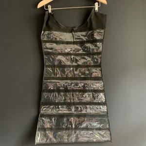 Smyckesklänning - En smyckeshållare som går att hänga på galje i garderoben. Häng halsband på ena sidan och örhängen, armband mm på andra. 