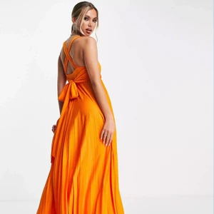 Klänning  - Säljer denna super vackra klänning från ASOS i strl 38! Aldrig använd då jag beställde 2 storlekar av samma klänning. (Glömde retunera i tid smart!) Vill du ha egen fotade bilder är det bara att höra av sig så fixar jag det! Orginalpris 509kr mitt pris 300kr. KÖPAREN STÅR FÖR FRAKTEN!💓💕💗