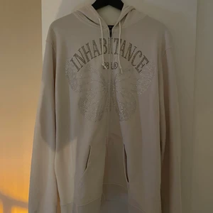 BBL: BY BEN LIVERMORE ZIP HOODIE SIZE XL - En rhinestone-hoodie från BBL i storlek XL som är relativt lång i längd och armar. Inga fel på den och den är i stort sett i nyskick. Nypris var runt 1100 kr eller £95. Skriv gärna för frågor eller annat så svarar jag så snabbt som möjligt. Fraktar bara och kan även samfrakta om du vill.👍🏼 (Rhinestone, zip, zip-up, BBL, bybenlivermore, hoodie, vintage) 