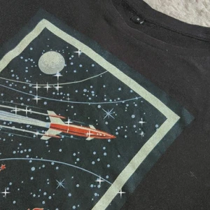 T-tröja med space print - Svart t-shirt köpt på Zalando för ca 170 kr. Priset går att diskutera! 🥰