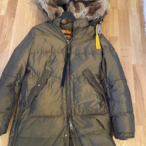 Parajumper longbear  - Parajumper longbear jacka! Stl S militär grön färg! Är i mycket fint skick. 