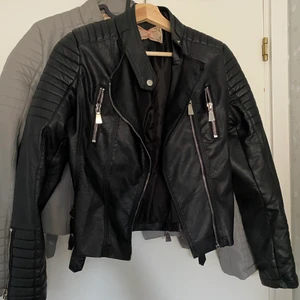 Motojacket från Chiquelle - Precis som den grå jackan så köpte jag även en svart i samma strl så denna passar inte heller. Helt oanvända båda två. 
