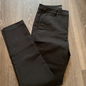 Kostym byxor - Säljer dessa super snygga kostym byxor från vera moda. Dem är jätte fina o hela, knappt använda. Helt enkelt glömt att jag haft dem, men nu är de för små. Det är i storleken 32/s. Köparen står för frakten!🥰