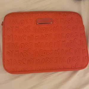 Marc Jacobs fodral  - Superfint rosa Marc Jacobs fodral i den lilla storleken alltså 26x19 cm❤️super fin säljer då den inte kommer till användning 