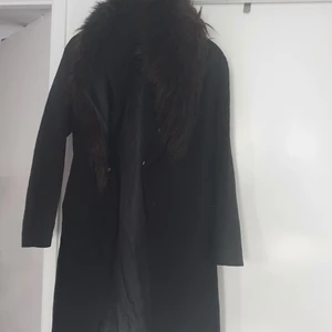 Kappa  - Svart kappa från only storlek M. Det går att ta av pälsen om man inte vill ha den på.