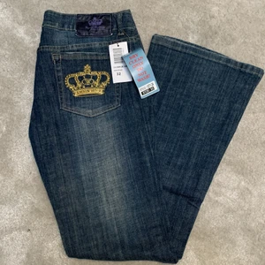 Victoria Beckham jeans - Säljer dem här superfina Victoria Beckham jeansen som tyvärr är för stora. Dem är helt nya med en prislapp. Dem har storlek 32 men dem är så stora i midjan så känns som en större storlek. Om ni vill ha fler bilder eller har några frågor så är det bara o skriva 