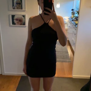 Svart klänning - Svart klänning i storlek m, aldrig använt. När jätte stretchig och tjock i tyget, skriv i kommentarerna vad ni hade kunnat tänka er att betala❤️ pris + frakt 