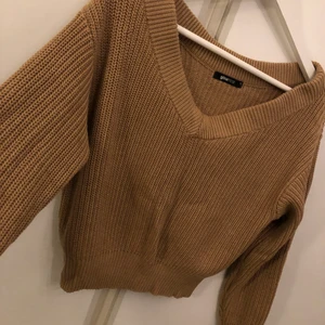Beige stickad tröja  - En jättefin beige v-ringad, stickad tröja från Gina tricot. Bara använd ett få tal gånger, känns som nyskick. Den är i storlek Xs och kostar 100 kr plus frakt. Kom privat om du vill se fler bilder på den, hur den sitter på.