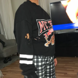 NYC TIGERS  - Hej jag säljer min NYC TIGERS huddie från Gina tricot. Köpt för 250 men säljs nu för 75 kr. Finns att hämta på biskopsgården STORLEKEN är XS 