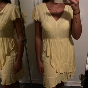 Volang klänning - Klänning från Nakd i superhärlig färg 💕fint skick, perfekta sommarklänningen!