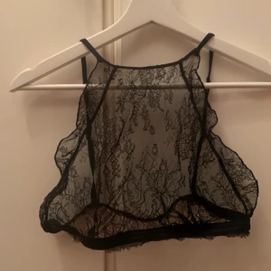 love stories - ”mermaid bralette” - supersöt bralette från Love Stories, inköpt för ca 3 år sedan men aldrig använd 🥰 skulle säga att den är i storlek xs/s, men storlek tre i deras egna system! just denna modell finns inte längre tillgänglig att köpa, men passformen går att se när man söker på ”Love stories mermaid bralette” 💞💗💓 nypriset låg på runt något över 1000 kr, är dock inte säker på det exakta :) budgivning ifall flera är intresserade <33