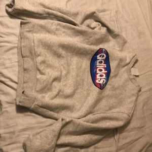 Adidas tröja  - Som ny sitter lite puffig men passade aldrig på mig.         Kan mötas i umeå också