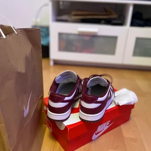 Dunk low Bordeaux  - Tjena säljer mina dunk low Bordeaux använda 1 gång skick 9,5 säljer pga för små⭐️