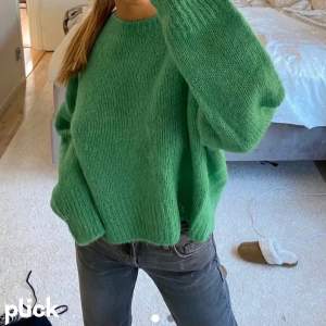 Säljer min populära gröna stickade tröja!😊 den tappar väldigt mycket ull från sig men annars så är den i bra skick😁 kommer starta budgivning om det är många som är intresserade!🥰 (lånad BUDA EJ OM NI INTE ÄR 100%!!!(Blixt på andra bilden så färgen ser lite annorlunda ut)